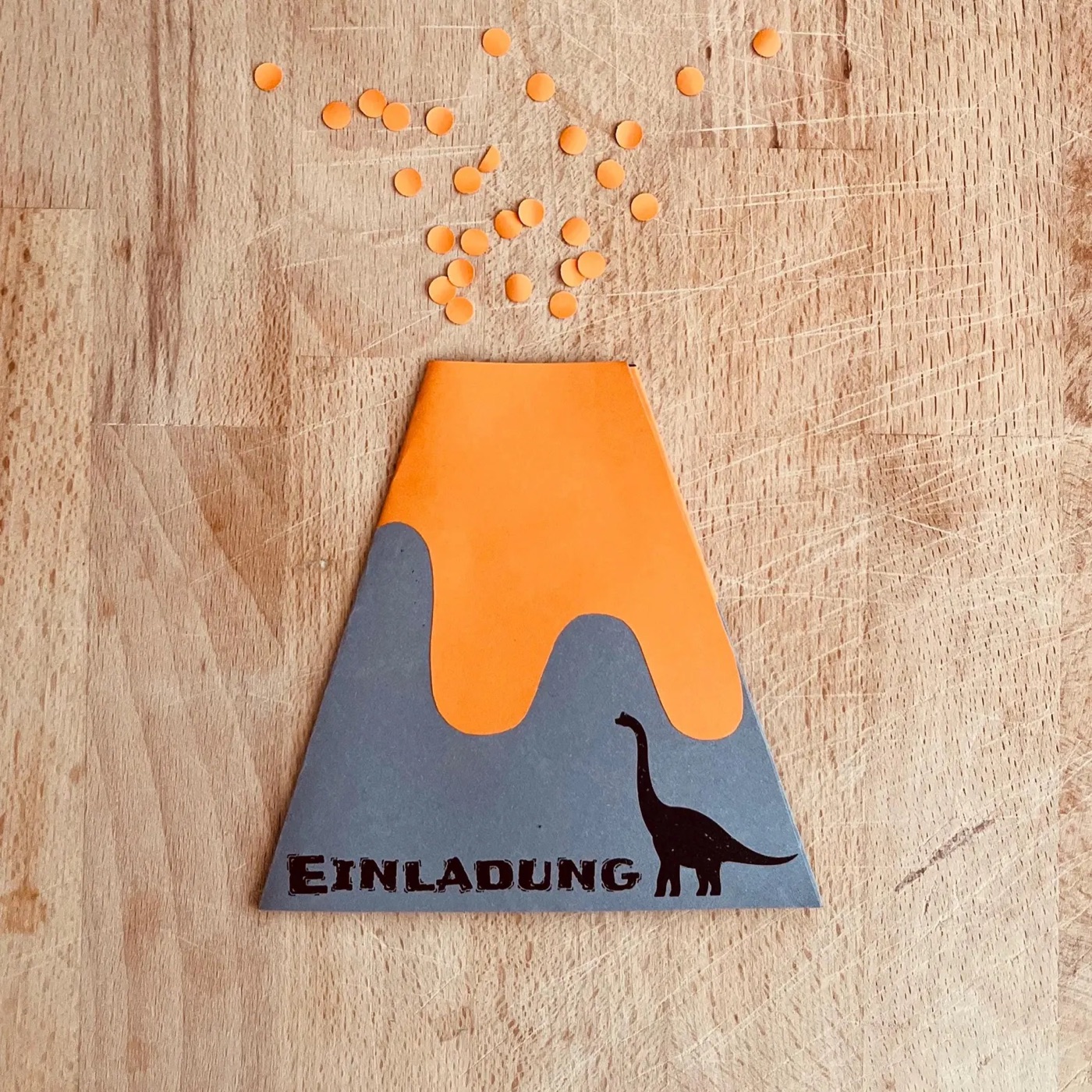 Bunte Vulkan-Einladung als druckfertige PDF-Vorlage für den Kindergeburtstag (kulligraphie)