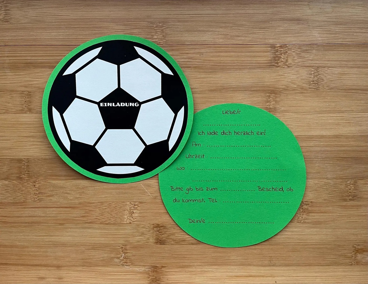 Fußball-Einladung zum Kindergeburtstag als druckfertige PDF-Vorlage in DIN A6 (kulligraphie)