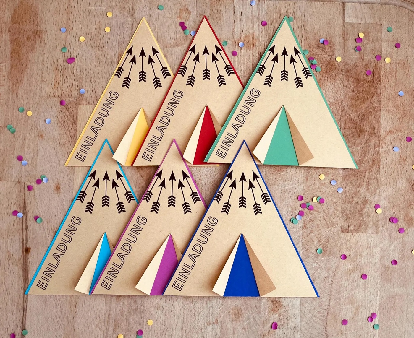 Klassische Tipi-Einladung als PDF-Vorlage für die Indianer- oder Western-Mottoparty (kulligraphie)