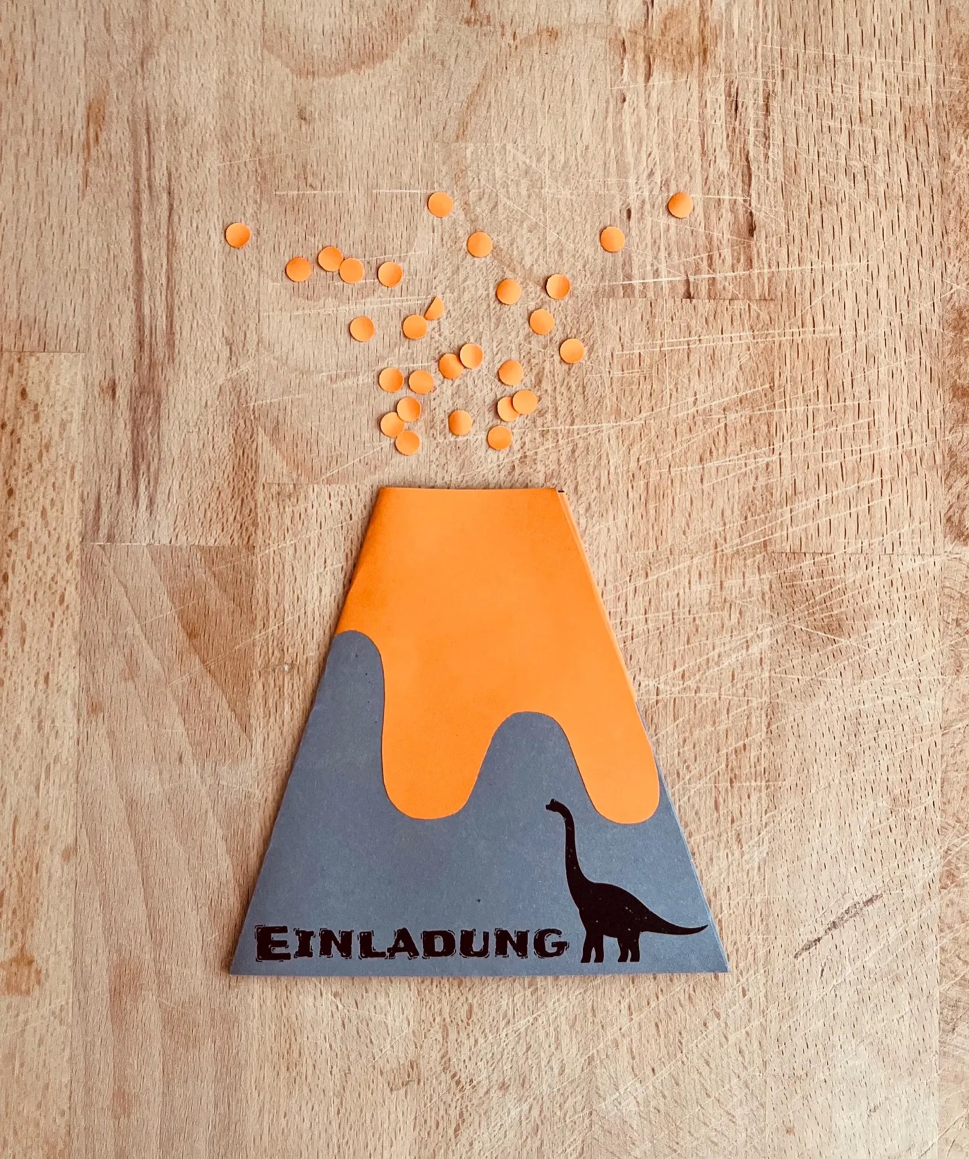 Klassische Vulkan-Einladung als PDF-Vorlage für die Forscher- und Dino-Party (kulligraphie)